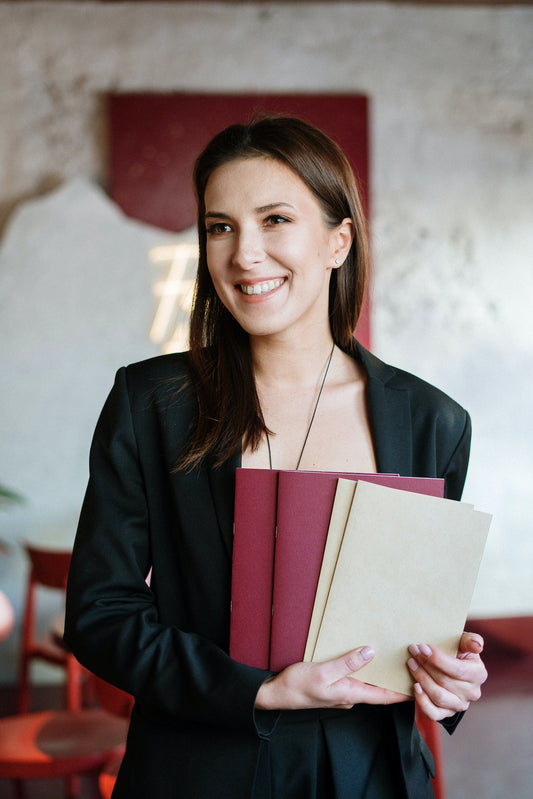 Freundliche Bedienung zeigt Karte des Restaurants